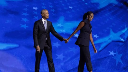 Elezioni Usa 2024Convention democratica, gli Obama attaccano Trump e lanciano Kamala Harris: «Yes, she can»