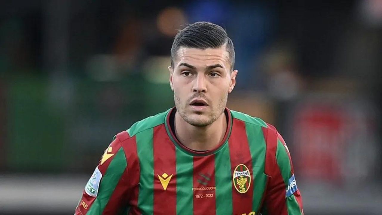 L’attaccante Andrea Favilli in azione con la maglia della Ternana