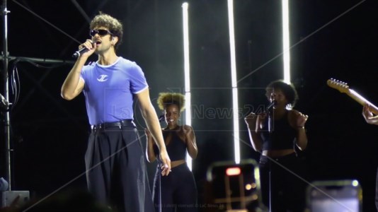 L’eventoMahmood conquista il Roccella Summer Festival con un concerto esplosivo e una connessione speciale con i fan