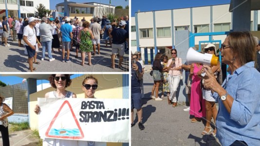 La protestaMare verde da Pizzo a Lamezia, cittadini e operatori turistici esasperati tentano di occupare la strada litoranea nel Vibonese