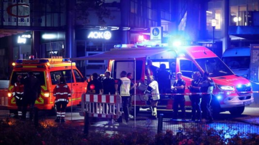 L’agguatoTerrore in Germania, uomo armato di un coltello colpisce e poi scappa: 3 morti e 9 feriti