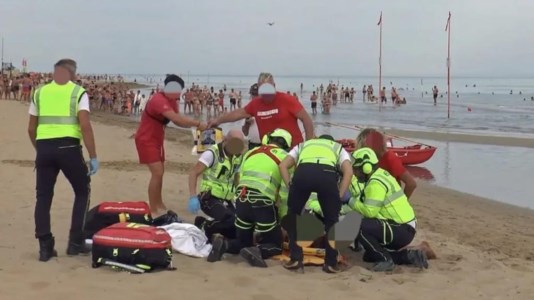 Il drammaTragedia in spiaggia nel Veneziano, bambina di 8 anni annega in mare mentre fa il bagno