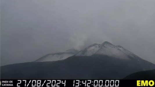 SfumatureFreddo e neve sulla vetta dell’Etna, ma Catania è avvolta dall’afa e fa 30 gradi