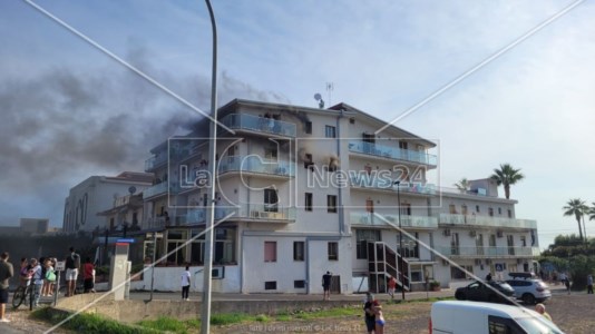 Paura nel CosentinoIncendio in un albergo ad Amantea, tutti in salvo i 98 ospiti: terminate le procedure di evacuazione