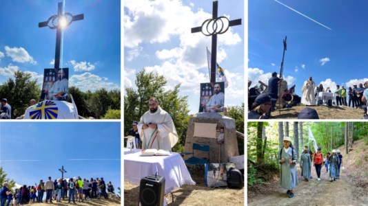 Le celebrazioniSulla cima dei Colli Perilli in Sila ora svetta la “croce dei due laghi” dedicata a Gioacchino da Fiore