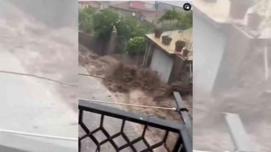 MaltempoFiume d’acqua e fango in una via di Lungro, in un video gli attimi di «terrore» vissuti dai residenti