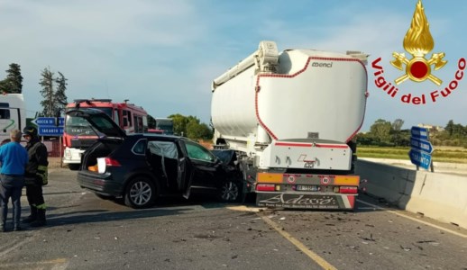 Sulla 106Incidente a Strongoli, un ferito grave nello scontro tra un camion e un&rsquo;auto