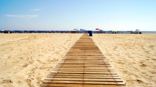 DenunciatiRubavano dalla spiaggia pedane per i disabili, un carabiniere libero dal servizio ferma tre giovani nel Reggino