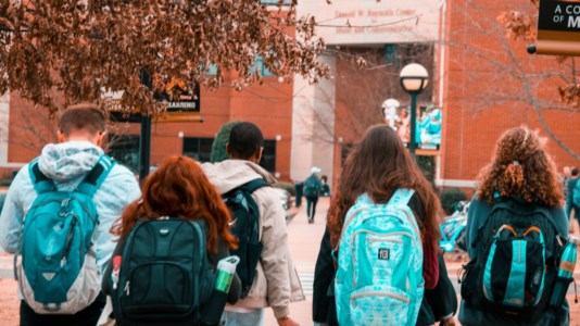 I datiCaro scuola, arriva la stangata per le famiglie: fino a 1300 euro a studente tra libri e materiale scolastico