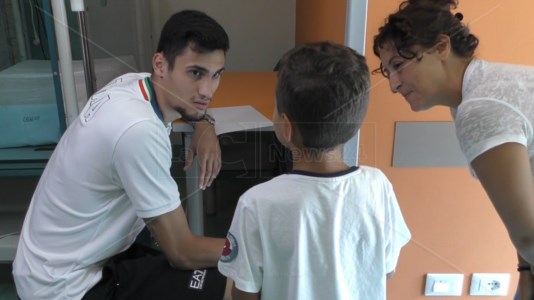 Visita specialeIl campione olimpico Simone Alessio nel reparto di Pediatria a Catanzaro: «Wow, quanta forza c’è in questi bimbi»