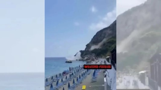 Nel RegginoFrana a Scilla, la caduta dei massi sulla strada e poi in mare a pochi passi da una spiaggia