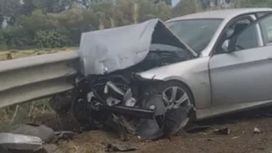 L’impattoIncidente sulla 106, a Cassano allo Jonio violento scontro tra auto e tir: due feriti