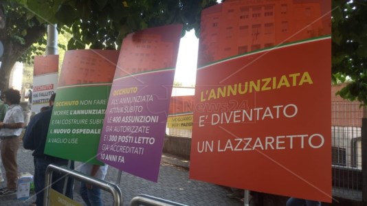 Sul piede di guerraAll’ospedale di Cosenza sit-in di protesta: «L’Annunziata come un lazzaretto, si attivino subito gli oltre 300 posti letto previsti»