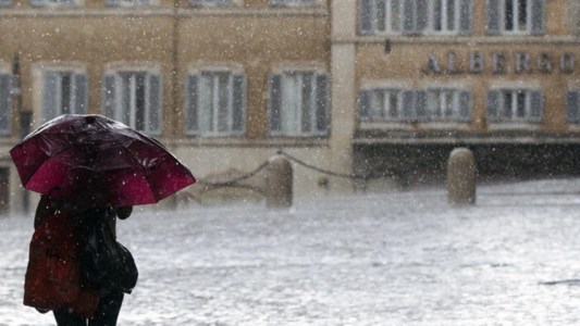 Fine estateMaltempo, forti piogge e allagamenti a Roma. Domani allerta gialla su 9 regioni tra cui la Calabria