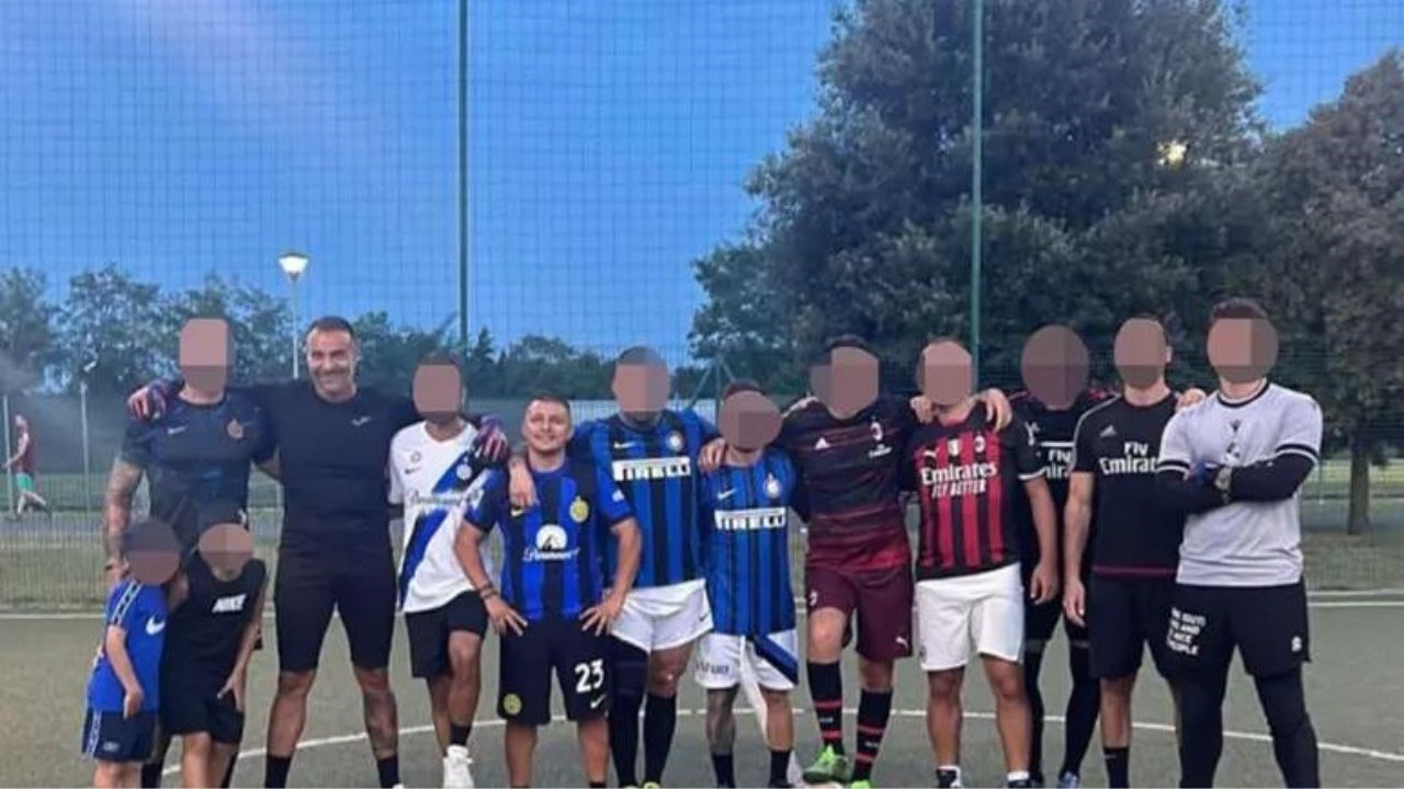 Una foto scattata poche ore fa durante una partita di calcetto. Bellocco è il quarto da sinistra, con la maglia dell’inter. In piedi, senza volto oscurato, il suo presunto assassino