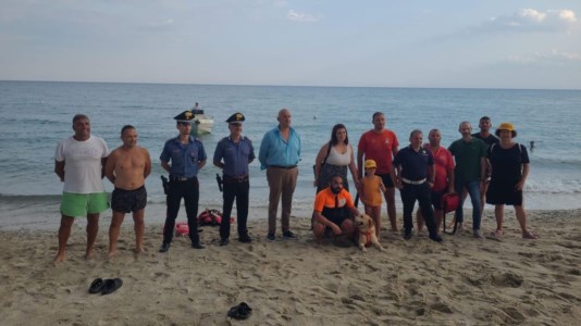 Missione compiutaMae, l’eroina a quattro zampe che protegge le spiagge. Il suo padrone: «Empatia tra noi, se mi butto in mare lei fa lo stesso»