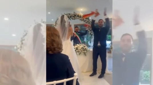 Matrimonio show«Non essere gelosa se amo il Catanzaro più di te»: il siparietto giallorosso di un tifoso sull’altare