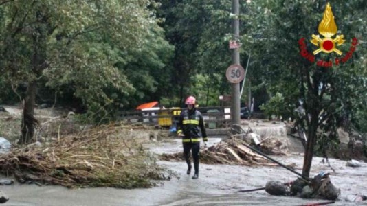 Maltempo al NordIl Piemonte piegato dai nubifragi, una cinquantina le persone isolate a causa di frane ed esondazioni