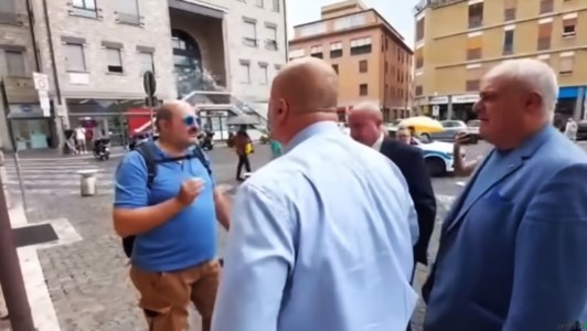 Il sindaco lamaTerni, Bandecchi litiga con un contestatore e sputa: &laquo;Sei un provocatore politico&raquo;