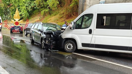 L&rsquo;impattoViolento incidente sulla statale 18 nel comune di Belvedere Marittimo: due mezzi coinvolti e cinque feriti