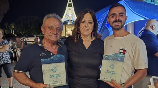 La presidente Gabriella Luciani tra il pescatore Antonio Manco e suo figlio, che porta il suo stesso nome