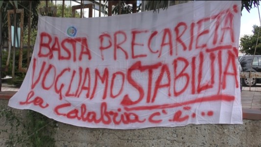 Sul piede di guerraPrecari della scuola in rivolta: «In Calabria graduatorie piene di docenti che non lavorano, è un sistema malato fatto di ingiustizie»