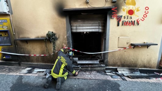 In fiammeIncendio danneggia un bar tabacchi a Marcellinara: indagini sull’origine del rogo