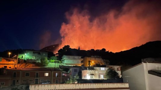 Paura nel RegginoVasto incendio a Palizzi, le fiamme minacciano le case: in corso le operazioni per evitare il peggio