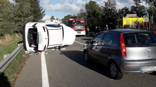 Incidente stradaleScontro tra un mezzo dell’Anas e due auto sulla 107 in Sila: una persona ferita