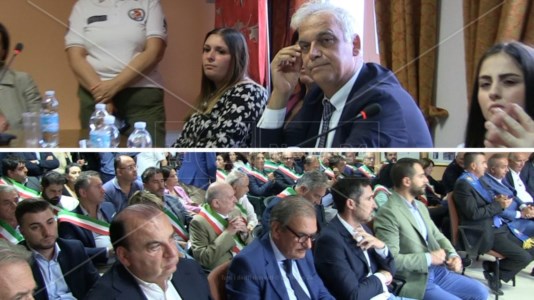 Contro la criminalitàL’abbraccio al sindaco Farfaglia dopo l’intimidazione, grande partecipazione al Consiglio aperto di San Gregorio: «Non sei solo»