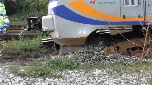 Attimi di pauraMilano, deraglia un treno nelle vicinanze dello scalo di Greco: un ferito. Disagi alla circolazione