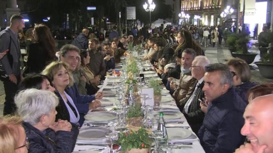 L’iniziativaChef stellati, una tavolata di 400 metri e tanta solidarietà: successo per la Cena straordinaria a Catanzaro