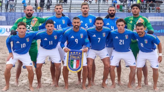 La squadra Azzurra con il capitano Emmanuele Zurlo che regge il gagliardetto tricolore