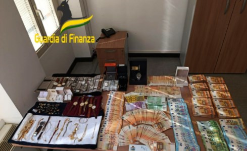 ContrabbandoImportavano illegalmente orologi di lusso da Hong Kong a Malpensa, maxi sequestro da 23 milioni di euro