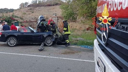 Sangue sulle strade calabresiTragico incidente a Borgia, auto impatta contro un muro dopo lo scontro con un’altra vettura: morto il conducente 51enne