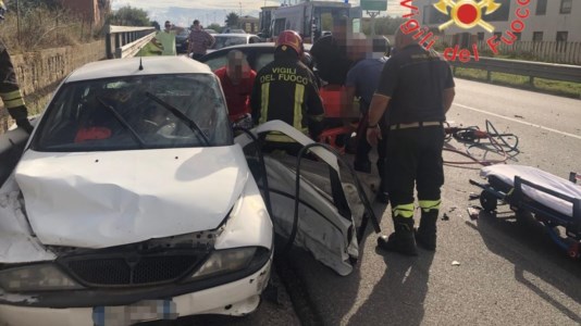 Violento impattoIncidente a Cropani, scontro tra due auto sulla statale 106: una donna estratta dalle lamiere e trasferita in elisoccorso