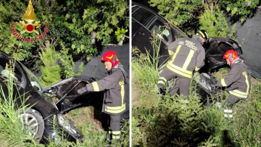 Attimi di pauraIncidente a Capo Rizzuto, auto finisce fuori strada: feriti padre e figlio