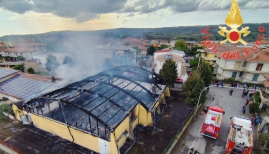 Il rogoFiamme in una palestra nel Vibonese, vigili del fuoco al lavoro a Francica per domare l’incendio