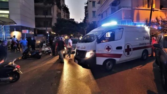 Venti di guerraLibano, un attacco hacker fa esplodere centinaia di cercapersone nelle tasche degli Hezbollah: Beirut nel caos, oltre mille feriti