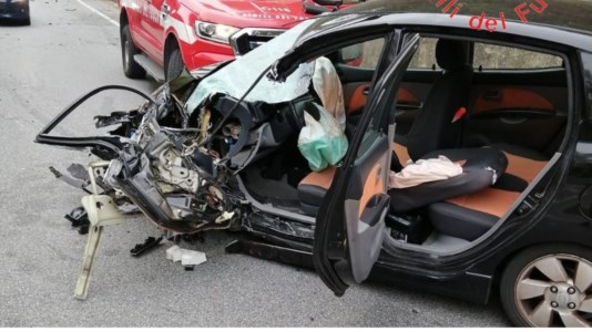 Sulla Silana-CrotoneseIncidente stradale nel Cosentino: violento impatto tra un auto ed un furgone, un ferito grave