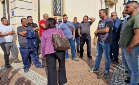 L’emergenzaLingua blu, sit-in degli allevatori a Isola Capo Rizzuto. Il sindaco: «Obiettivo comune: dare risposte alle aziende locali»