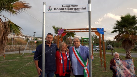 Donata Bergamini, sorella dell’ex calciatore, tra il vicesindaco Giuseppe e il sindaco di Grisolia