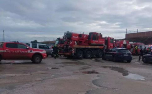 Tragedia nel FoggianoVigile del fuoco muore travolto da fango e acqua: stava soccorrendo automobilisti rimasti in panne durante un nubifragio 