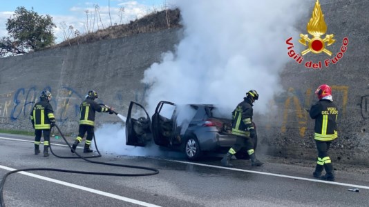 Attimi di pauraCrotone, va a fuoco un&rsquo;auto sulla 106: il conducente riesce a uscire in tempo e a mettersi in salvo