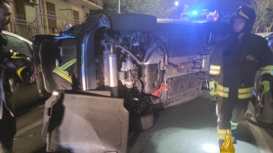 Incidente stradaleCrotone, auto si ribalta in pieno centro: lievemente ferito il conducente