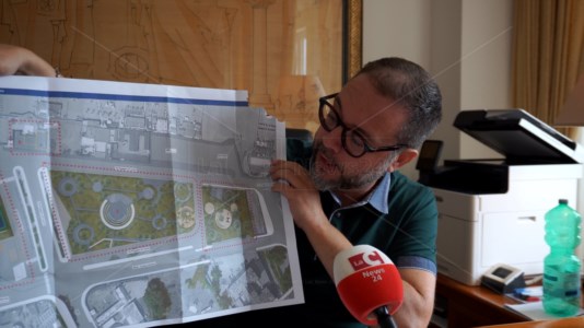 Il sindaco Giacomo Perrotta mostra il progetto della nuova villa comunale