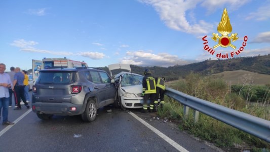 Violento impattoAncora sangue sulla 106, incidente a Cutro: morta una donna nello scontro tra due auto