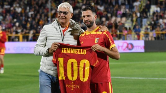 Serie BCatanzaro, capitan Iemmello premiato per le 100 presenze in maglia giallorossa