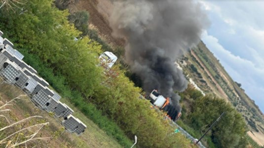 Fiamme in autostradaRimorchio in fiamme tra gli svincoli di Frascineto e Sibari: traffico rallentato sull’A2