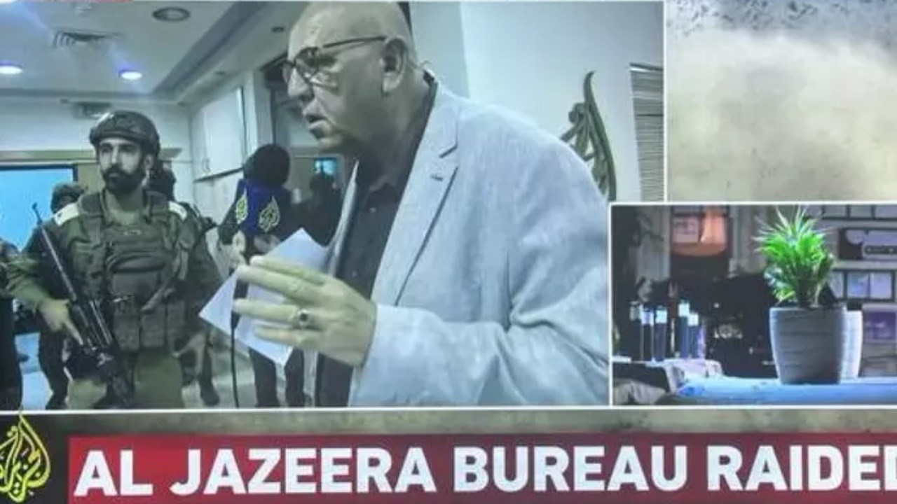 L’incursione dell’esercito israeliano nella sede di Al Jazeera trasmessa in diretta tv (foto Ansa)